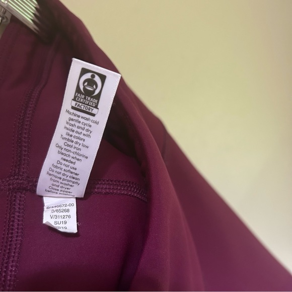 Athleta ~Contender Side Stripe Medium Capri Workout Leggings - Picture 9 of 15